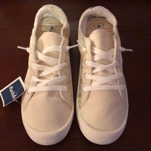 off white slip on sneaker (SLIM FITTING SHOE)